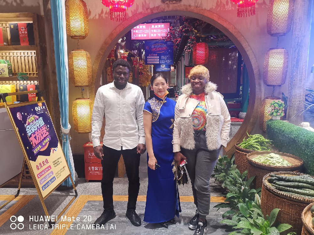 在一家典型的傳統(tǒng)中國餐館用餐